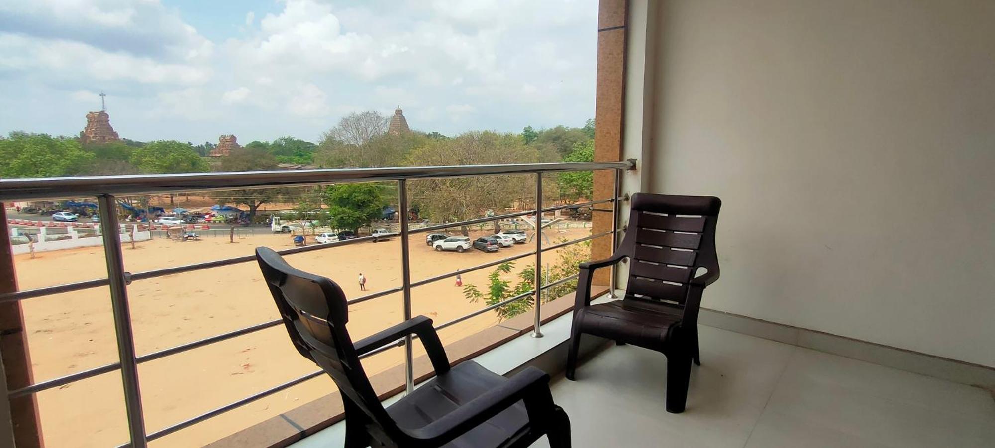 Srirathna Temple View Inn Thanjavur Exterior foto
